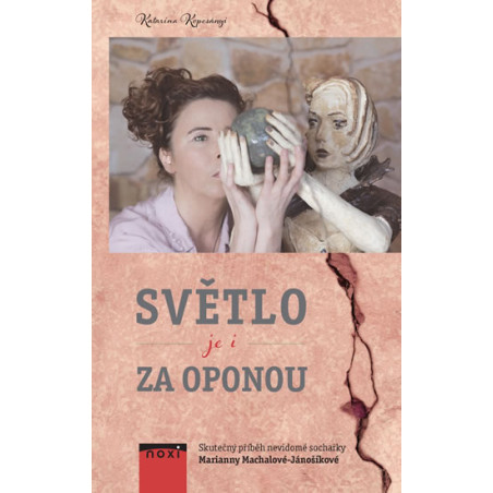 Světlo (je i) za oponou