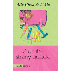 Z druhé strany postele